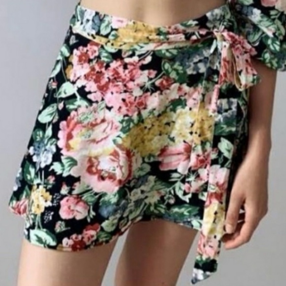 Zara Ruffled Floral Mini Skirt with Long Fabric Ties and Zipper Enclosure Large